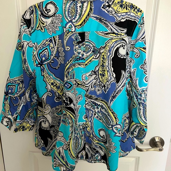 Chico’s no iron button down shirt. Size 3 - Picture 2 of 4